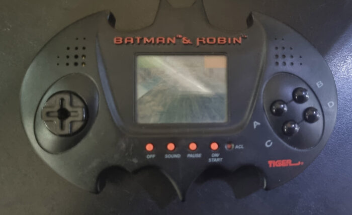 Batman & Robin Handheld Electronic Video Game 1997 Tiger (Handheld Game) - Imagen 2